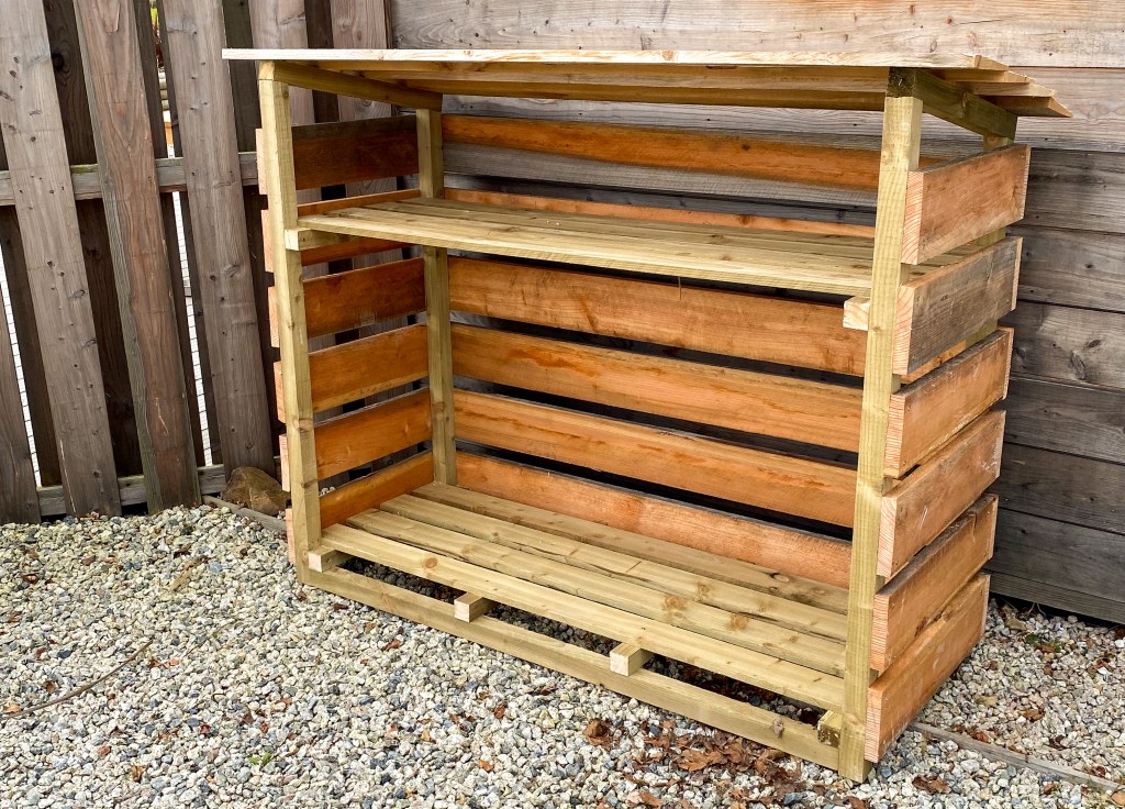 DIY Outdoor Log Store for Your&nbsp;Garden